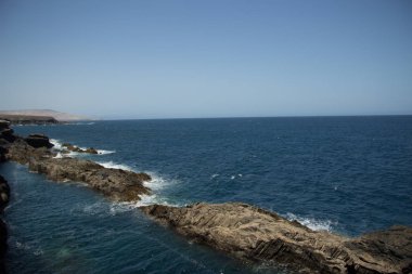 Deniz taşlarının ve kumların doğal manzarası