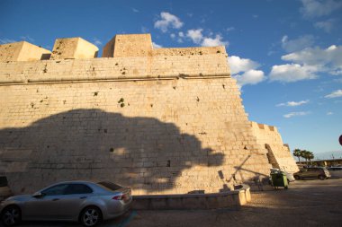 Tipik kasaba evleri ve sokakları ile