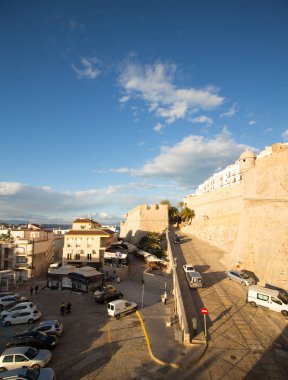 Tipik kasaba evleri ve sokakları ile