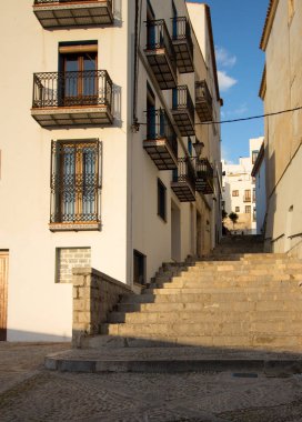 Tipik kasaba evleri ve sokakları ile