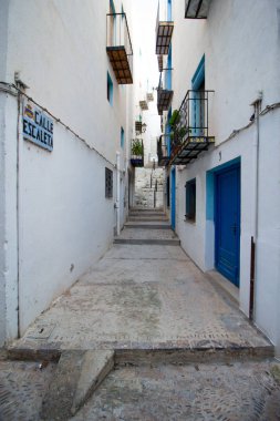 Tipik kasaba evleri ve sokakları ile