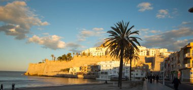 Tipik kasaba evleri ve sokakları ile