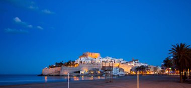 Tipik kasaba evleri ve sokakları ile