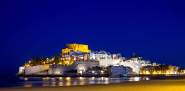 Tipik kasaba evleri ve sokakları ile