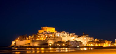 Tipik kasaba evleri ve sokakları ile