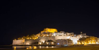 Tipik kasaba evleri ve sokakları ile