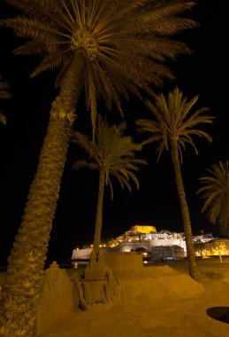 Tipik kasaba evleri ve sokakları ile