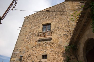 Tipik kasaba evleri ve sokakları ile