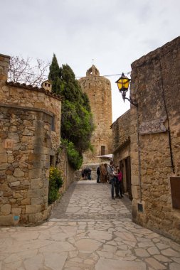 Tipik kasaba evleri ve sokakları ile