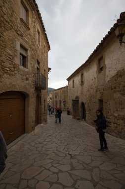 Tipik kasaba evleri ve sokakları ile