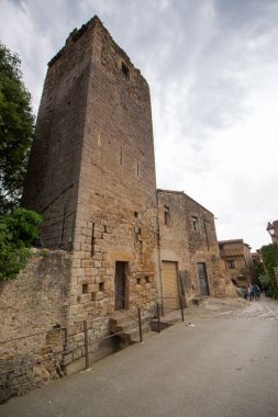 Tipik kasaba evleri ve sokakları ile