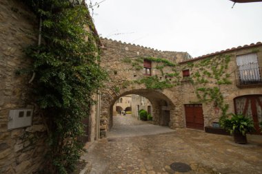 Tipik kasaba evleri ve sokakları ile