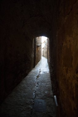 Tipik kasaba evleri ve sokakları ile