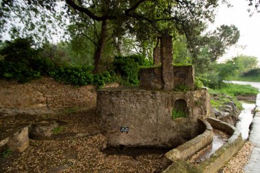 Tipik kasaba evleri ve sokakları ile