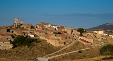 Tipik kasaba evleri ve sokakları ile