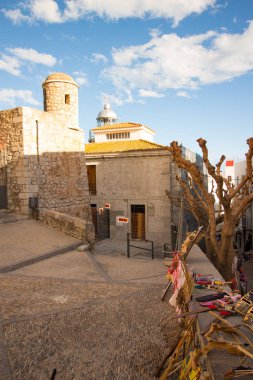 Tipik kasaba evleri ve sokakları ile