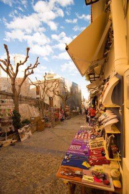 Tipik kasaba evleri ve sokakları ile