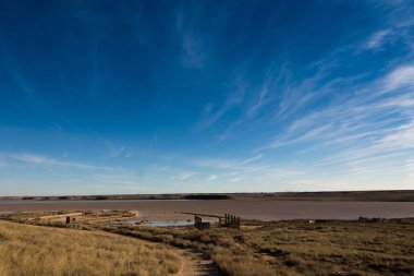 İspanya 'da mavi gökyüzü olan doğal manzara