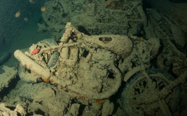 deniz altında batık gemi ile