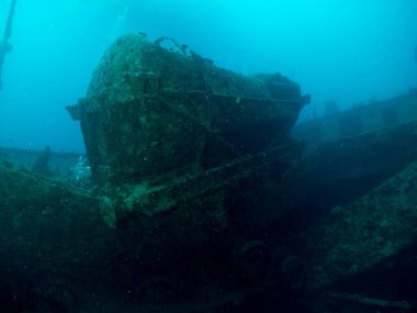 deniz altında batık gemi ile