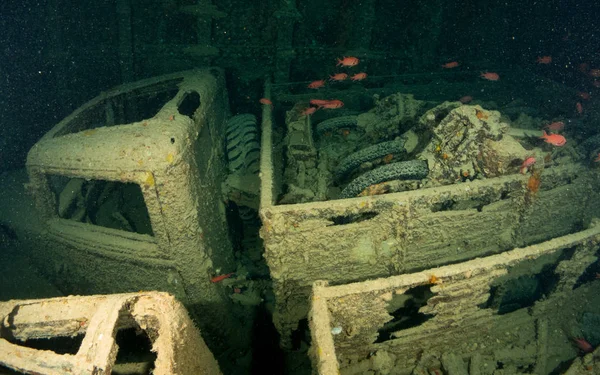 deniz altında batık gemi ile