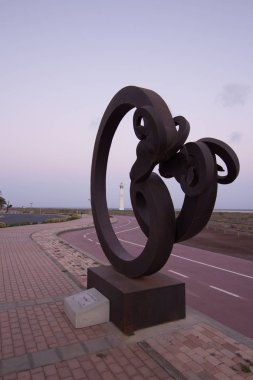 Genel karayolu üzerinde heykel