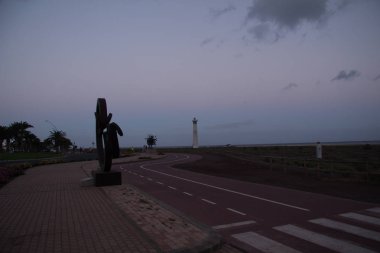 Genel karayolu üzerinde heykel