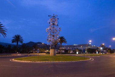 Genel karayolu üzerinde heykel