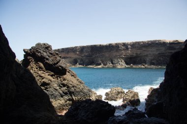 Deniz taşlarının ve kumların doğal manzarası