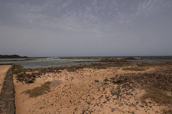 海洋岩石和沙子的自然景观 — 图库照片