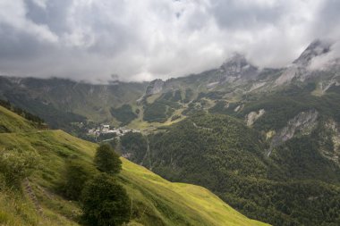 dağlar ve mavi gökyüzü manzara
