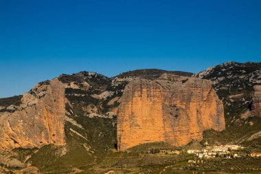 dağlar ve mavi gökyüzü manzara