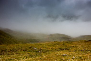 İspanya 'da mavi gökyüzü olan doğal manzara