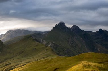 dağlar ve mavi gökyüzü manzara