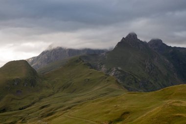 dağlar ve mavi gökyüzü manzara