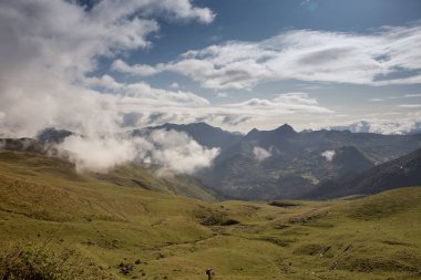 dağlar ve mavi gökyüzü manzara
