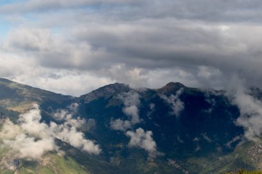 dağlar ve mavi gökyüzü manzara