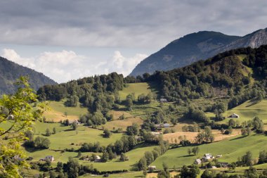 dağlar ve mavi gökyüzü manzara