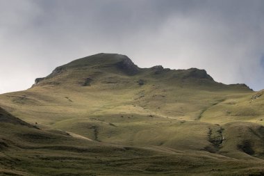 dağlar ve mavi gökyüzü manzara