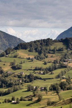 dağlar ve mavi gökyüzü manzara