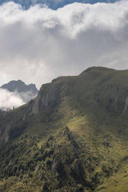 dağlar ve mavi gökyüzü manzara
