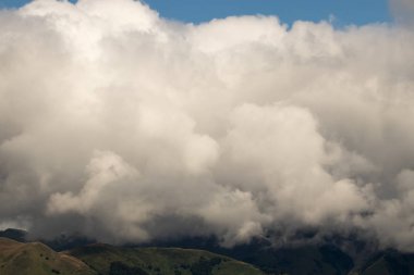 İspanya 'da mavi gökyüzü olan doğal manzara