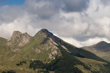 dağlar ve mavi gökyüzü manzara