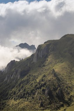 İspanya 'da mavi gökyüzü olan doğal manzara