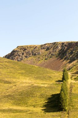 dağlar ve mavi gökyüzü manzara