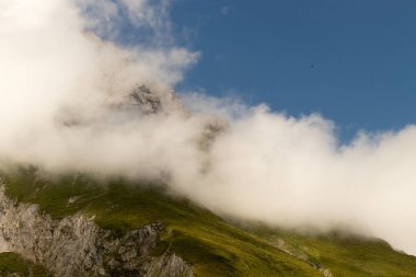 dağlar ve mavi gökyüzü manzara
