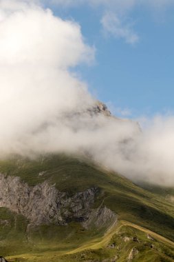 dağlar ve mavi gökyüzü manzara