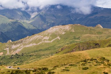 dağlar ve mavi gökyüzü manzara