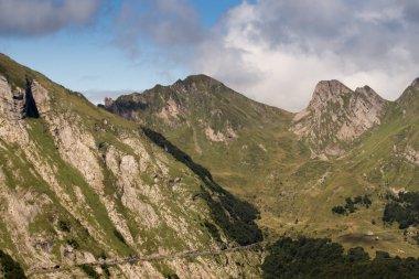dağlar ve mavi gökyüzü manzara