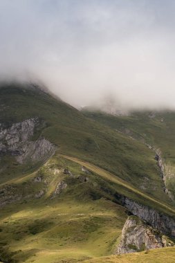 İspanya 'da mavi gökyüzü olan doğal manzara